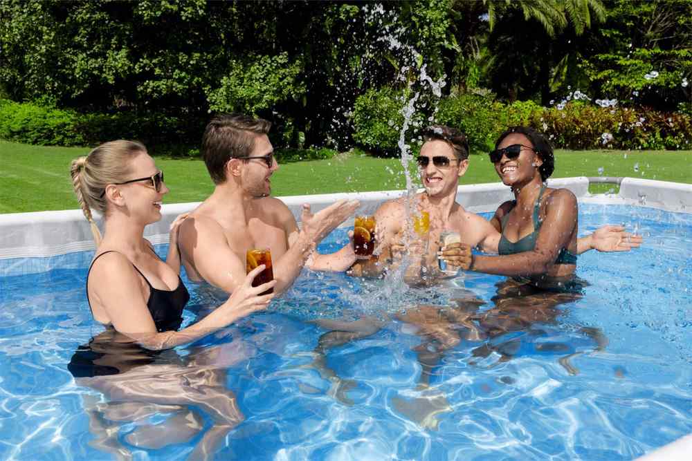 Der Sommerspaß kann beginnen: Pool-Aktivitäten für die ganze Familie zu genießen
