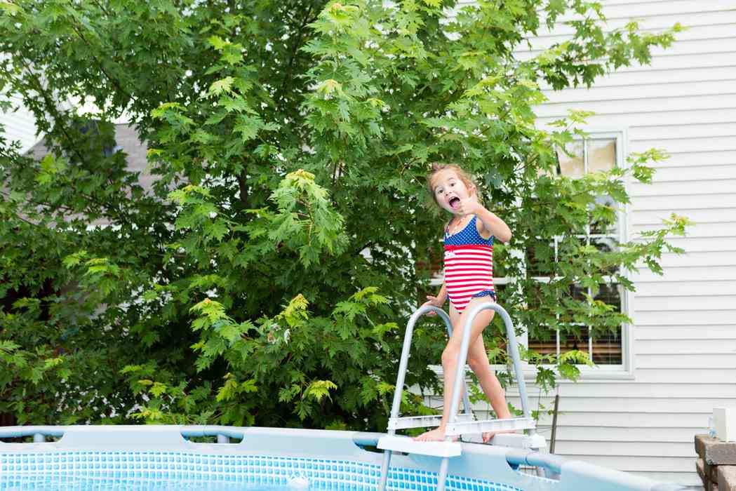 Die Hitze besiegen: Wie Sie Ihre Kinder mit einem überirdischen Pool und einem Trampolin bei Laune halten