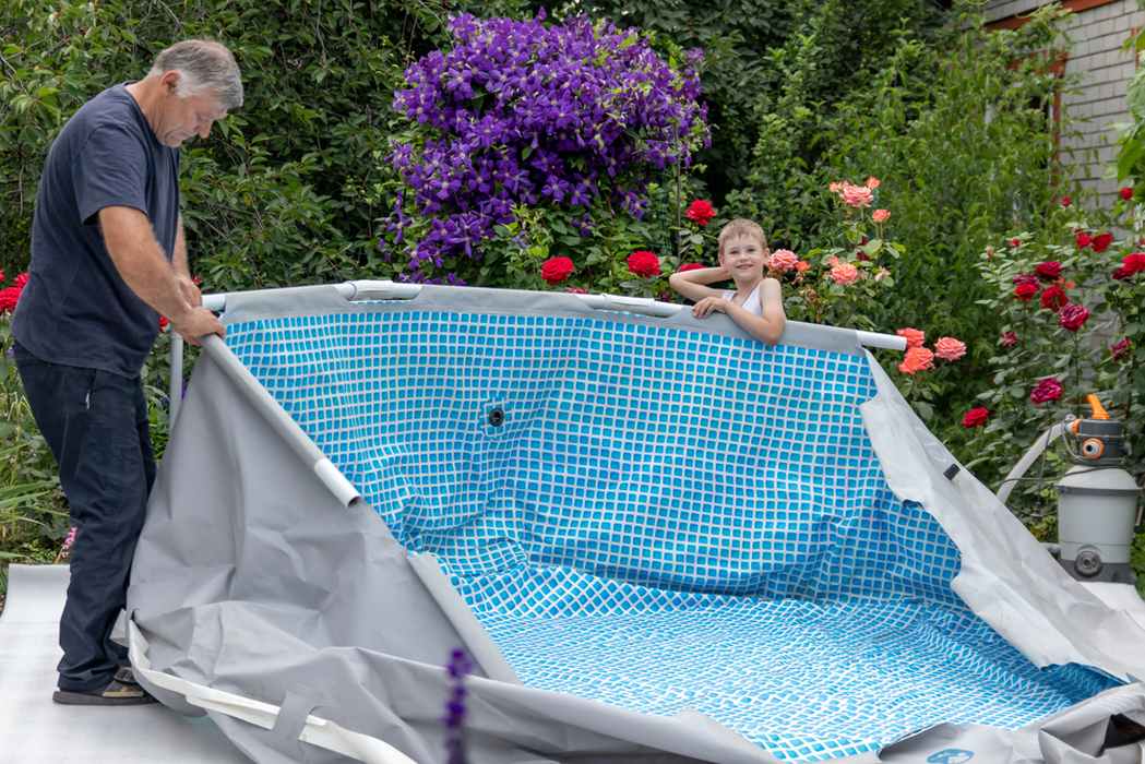 7 eenvoudige tips om uw achtertuin voor te bereiden op een bovengronds zwembad