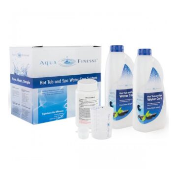 Complete pack met AquaFinesse systeem voor het reinigen van opblaasbare spa’s en hottubs met 2 liter AquaFinesse vloeistof, 1 pot chloorgranulaat met maatschepje, 1 maatbeker met schaalverdeling en gebruikershandleiding